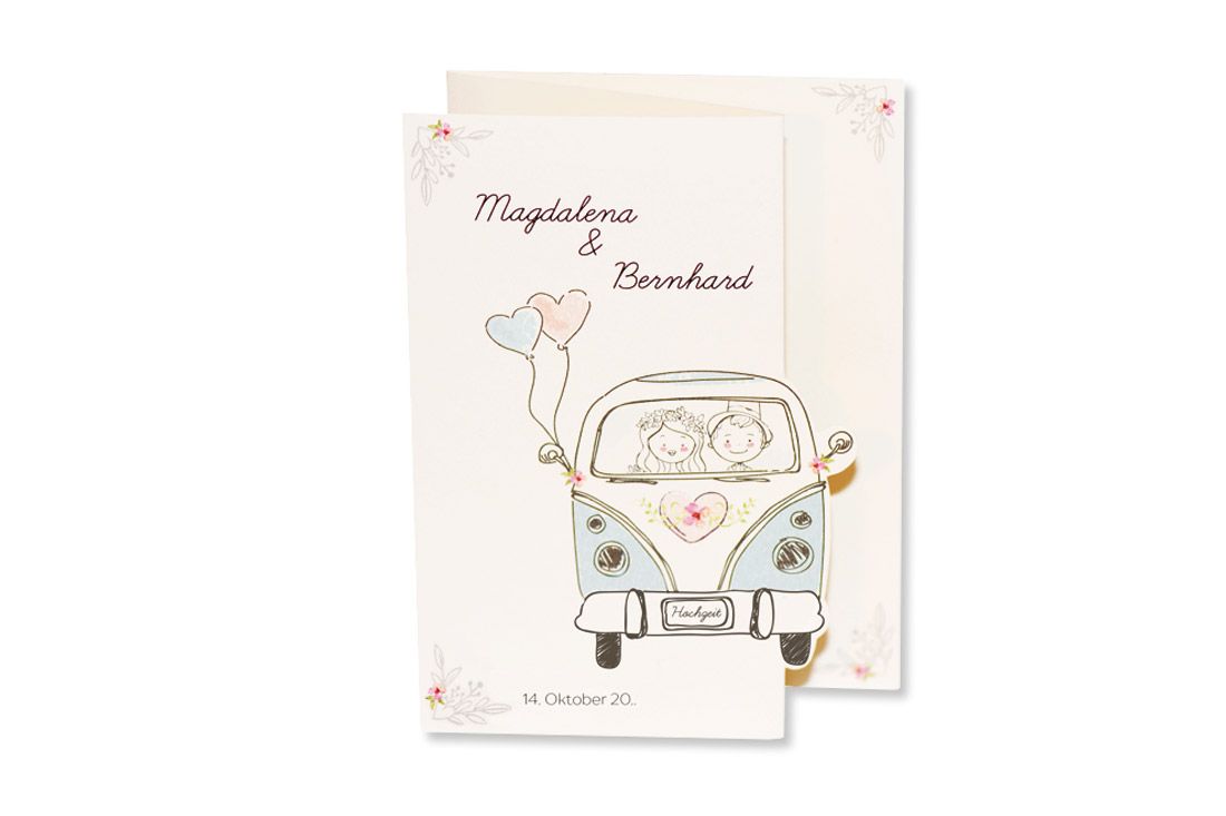 Fröhliches Brautpaar im VW Bully illustriert auf der Hochzeitskarte Fahrt ins Glück. Hier wird auf humorvolle Weise zum Mitfeiern des Traumtages eingeladen.
