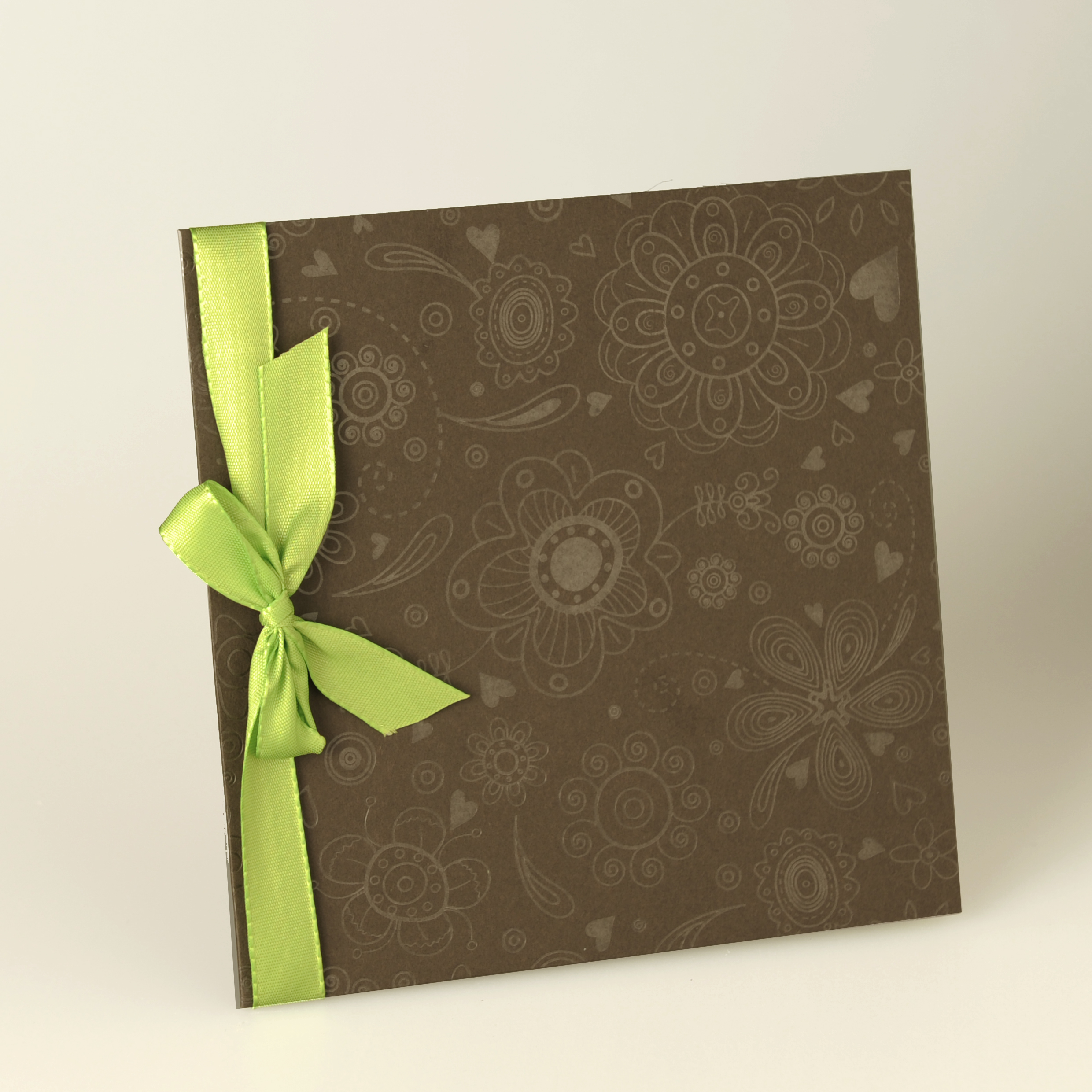 Braune quadratische Karte mit gedruckten Blumen und Herzen, grünes Satinband, Einlegeblatt grün, Kuvert creme.