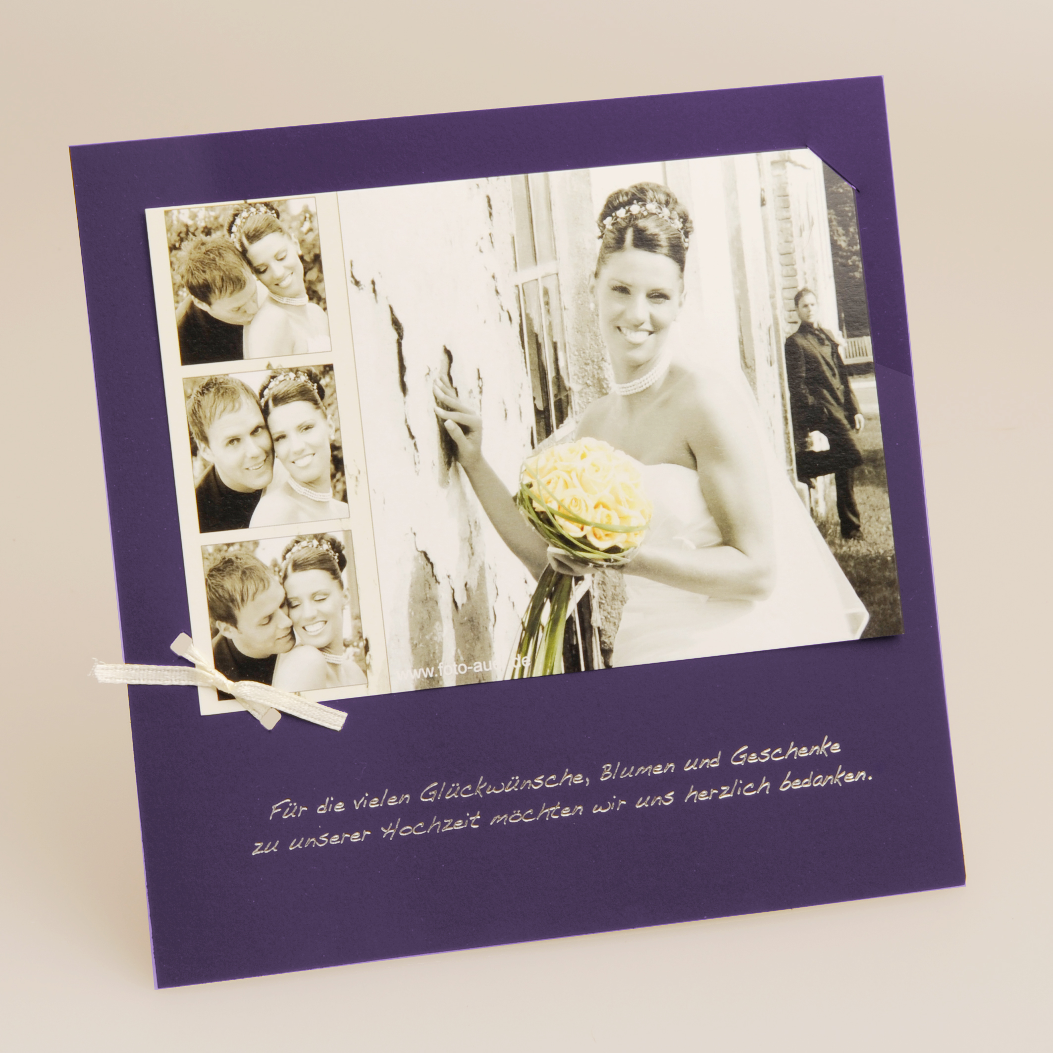 Lilafarbene quadratische Karte mit foliengeprägtem Text auf der Vorderseite.