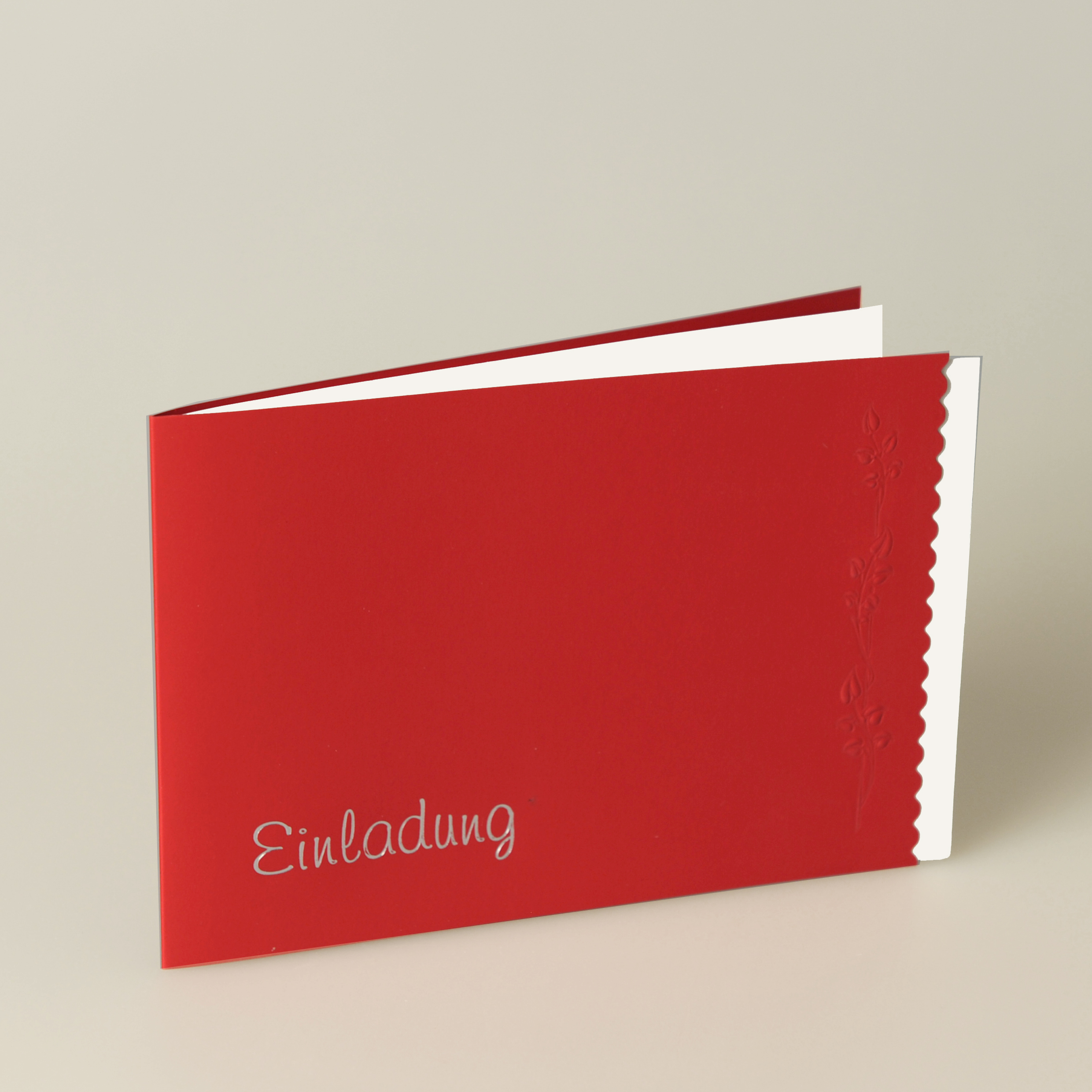 Knallrote Einladungskarte mit Silberfolienprägung.