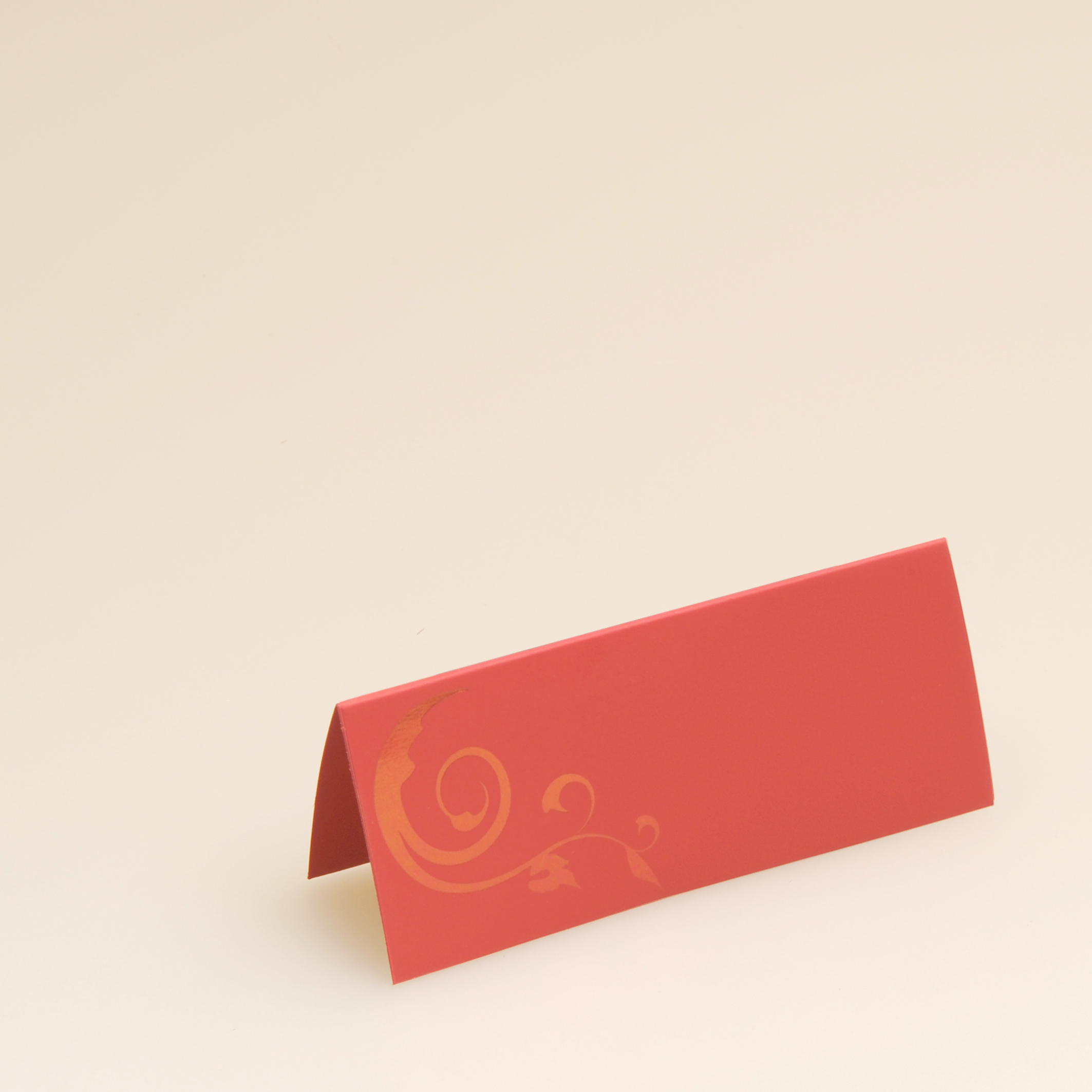 Rote Tischkarte mit foliengeprägter Ranke 