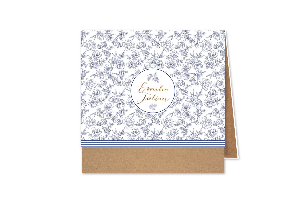 Die Hochzeitskarte Blaue Blumen bringt Ihr Vorhaben beim ersten Anblick zum Ausdruck. Betont wird dies durch die Personalisierung auf der Vorderseite. 