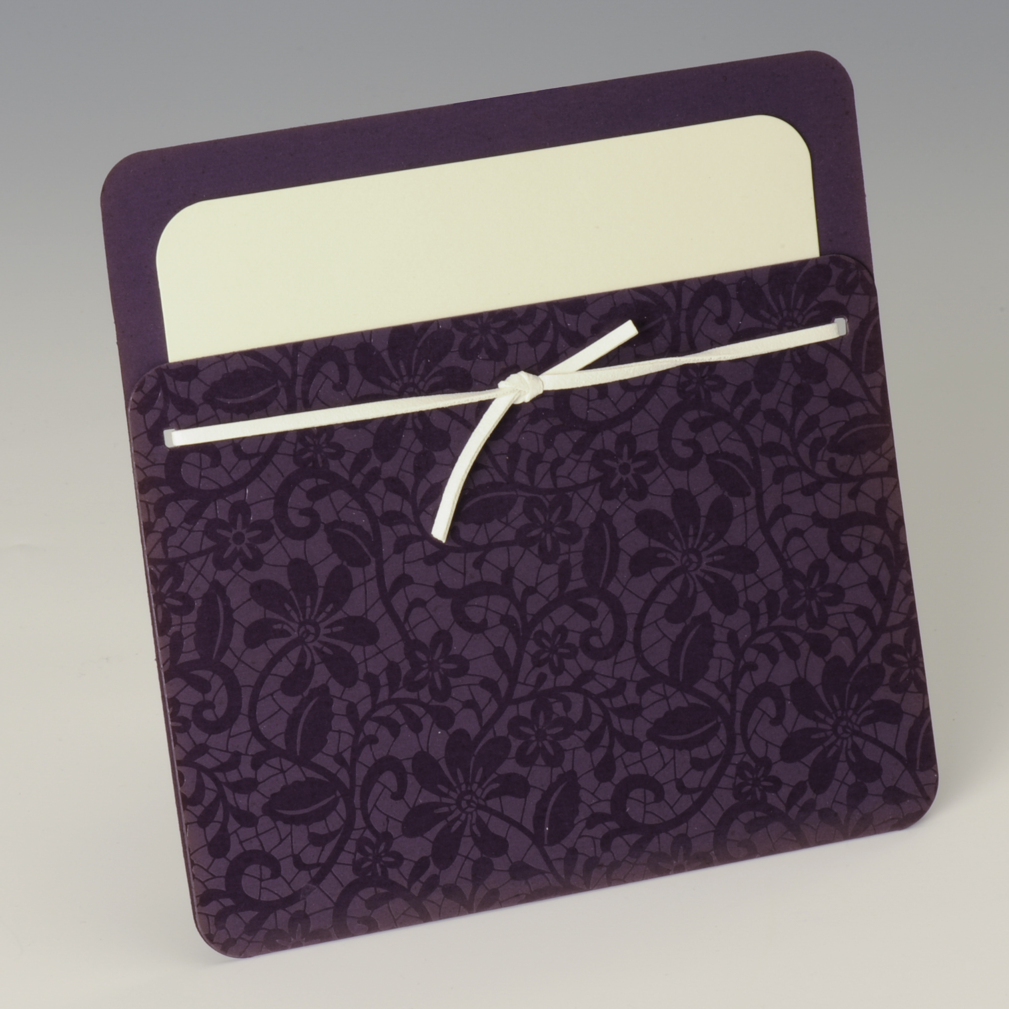 Lilafarbene Einladungskarte mit abgerundeten Ecken und Ranken