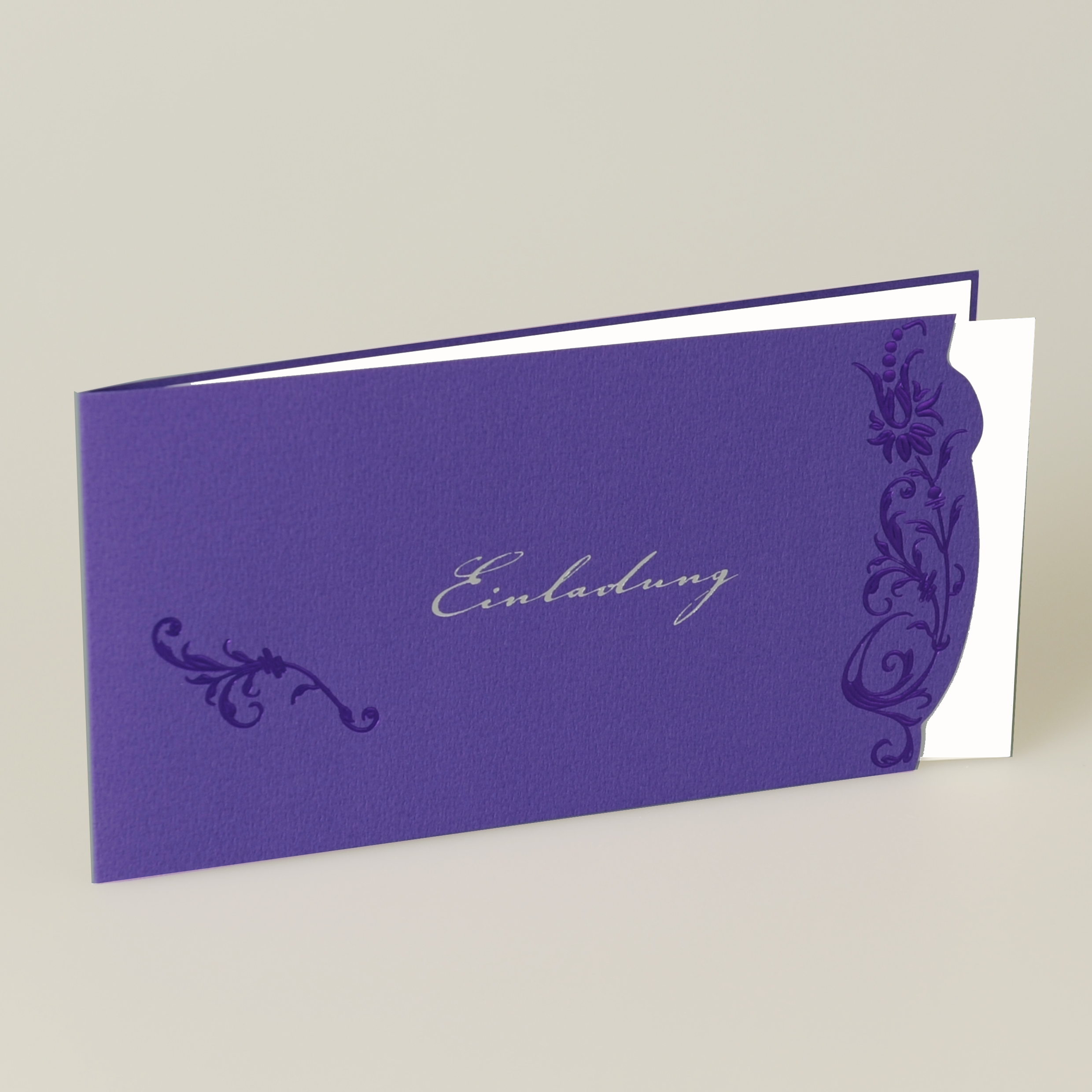 Lilafarbene Einladungskarte mit Foliendruck, Einleger weiß, Kuvert weiß.