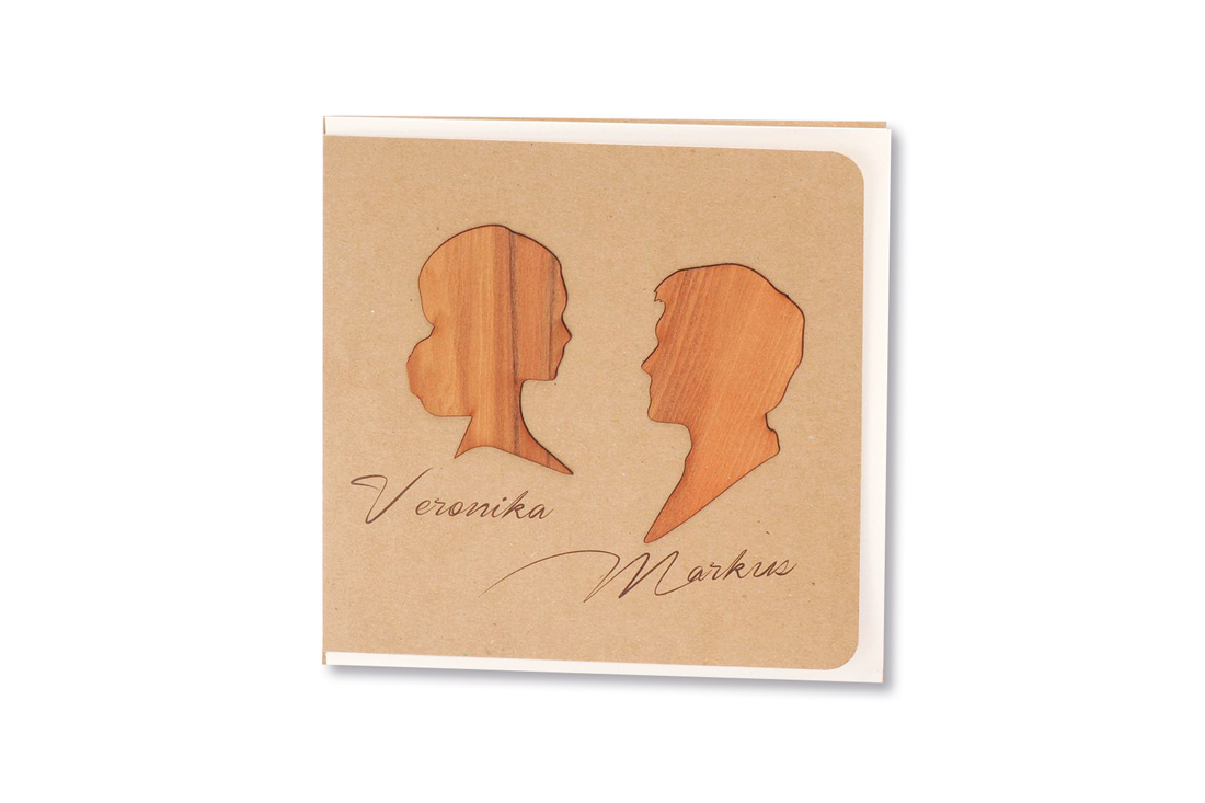 Durch spezielles Verfahren werden Ihre Gesichter bei der Hochzeitskarte Scherenschnitt in Ihr persönliches Profil umgewandelt. Exklusiv bei uns hier bestellen.
