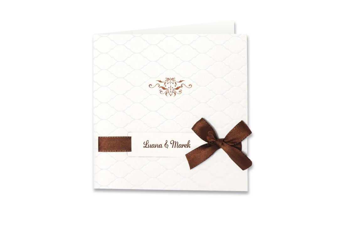 Die Hochzeitskarte braune Schleife, damit Ihr Tag zur Traumhochzeit wird. Mit Charm und modischer Schnittführung überzeugt diese Einladungskarte.
