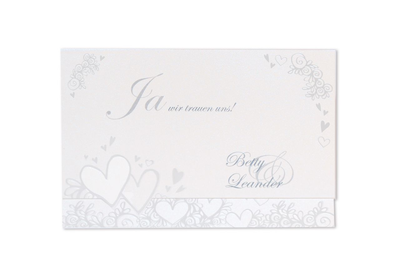 Die Hochzeitskarte Herzbeben ist mit filigranem Design verziert und hinterlässt einen edlen ersten Eindruck, der den Stil Ihrer Hochzeit verrät.
