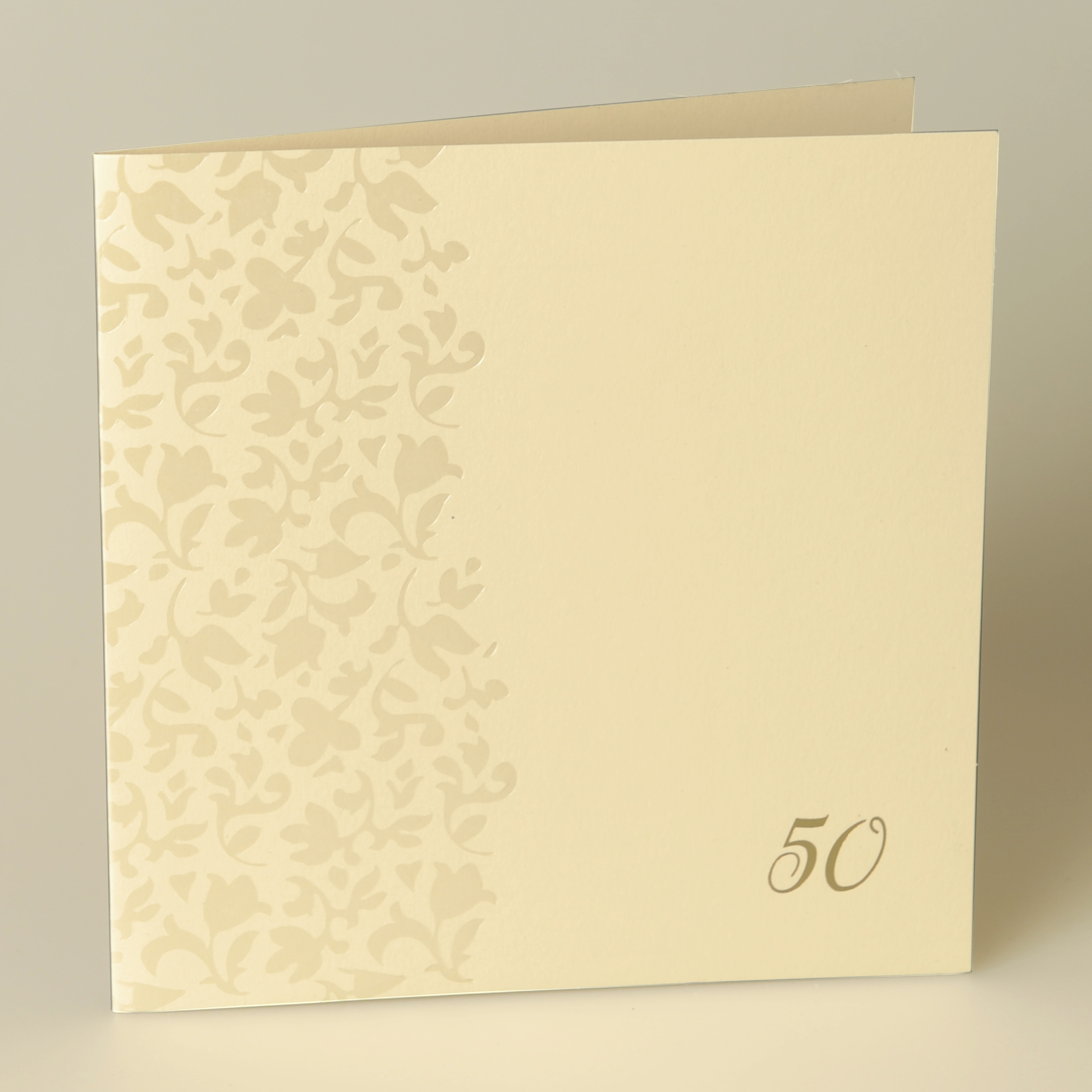 Cremefarbene quadratische Karte mit perlmuttfarbenen Ornamenten und individueller Zahlenprägung in gold, Kuvert beige.