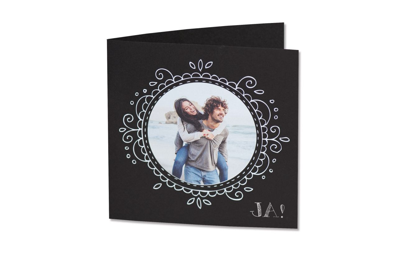 Die Hochzeitskarte Foto ist mit Ihrem Lieblingsfoto ein sehr persönliches Papier um zu Ihrer Traumhochzeit einzuladen. Jetzt online bestellen.
