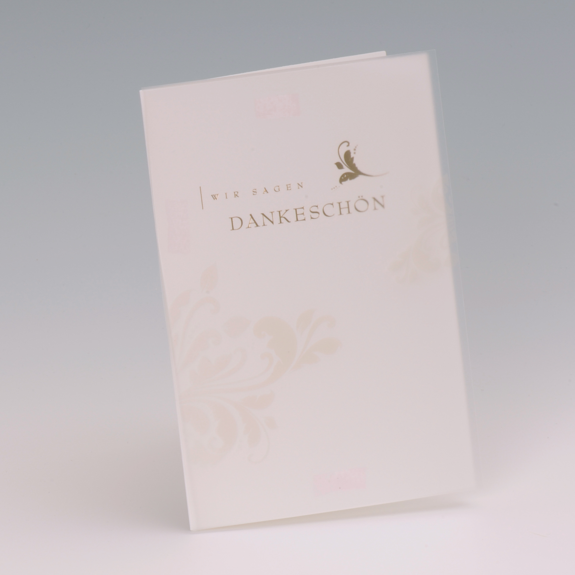 Die Dankkarte weiß ist von unvergänglicher Eleganz geprägt und mit kleinen, modischen Feinheiten stimmig inszeniert. Jetzt online hier bestellen