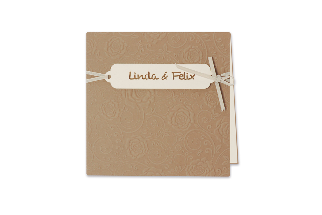 Bringen Sie die Eleganz Ihrer Feier bereits mit der Auswahl der richtigen Einladung zum Ausdruck: die Hochzeitskarte Rosen hat alles, was man dazu braucht.
