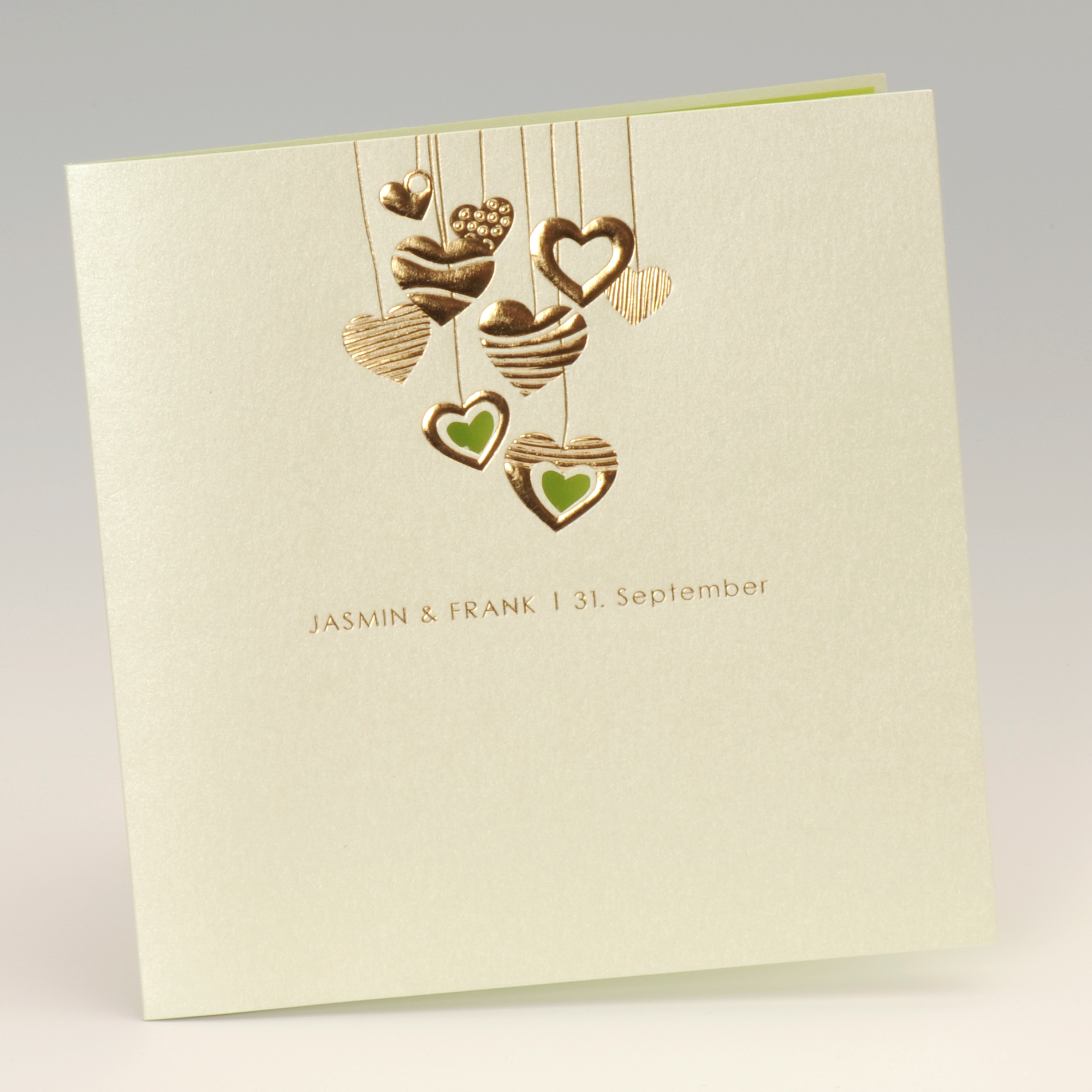 Mintgrüne Karte mit geprägten Herzen und grünem Einleger<br>
<b> Folienprägung (Namen) bereits im Preis inbegriffen! </b> Mintgrüne Karte mit geprägten Herzen und grünem Einleger<br>
<b> Folienprägung (Namen) bereits im Preis inbegriffen! </b>