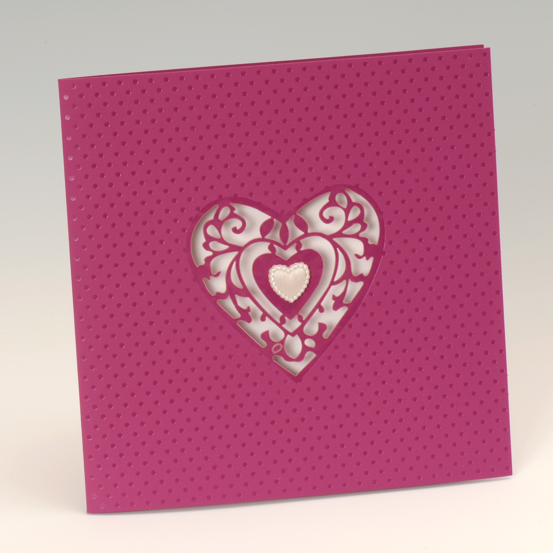 Lilafarbene Einladungskarte mit perlmuttfarbenem Herz