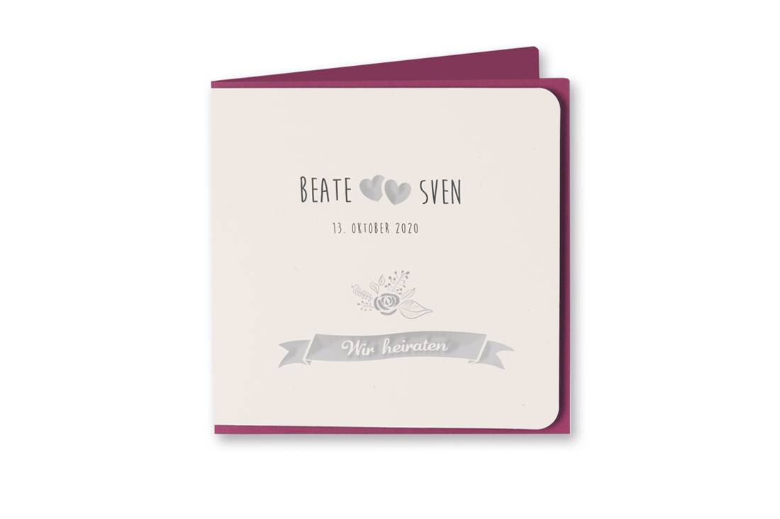 Die Hochzeitskarte verliebte Herzen ist romantisch gestaltet und lässt auf den ersten Blick sehen, dass es sich um eine Einladung zur Hochzeit handelt.
