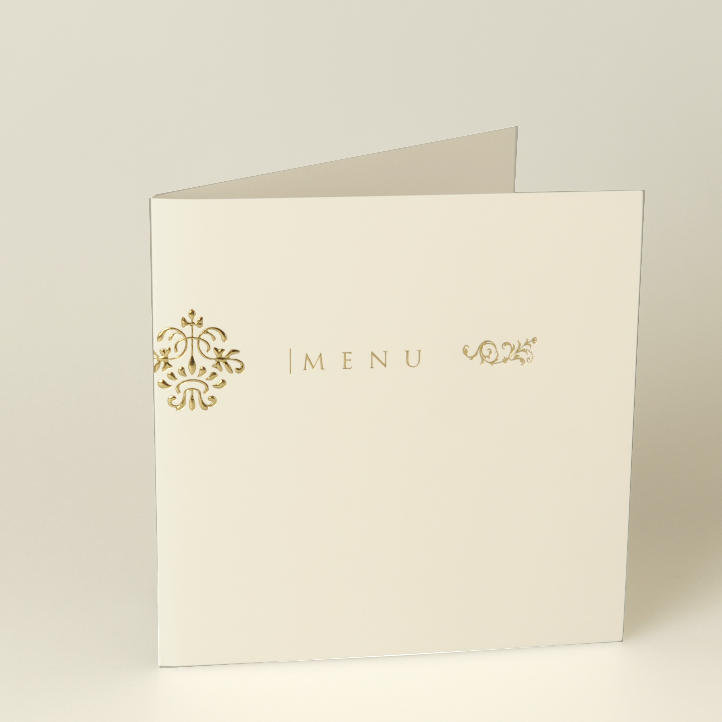 Weiße, quadratische Menükarte mit Goldfolienprägung. Weiße, quadratische Menükarte mit Goldfolienprägung.