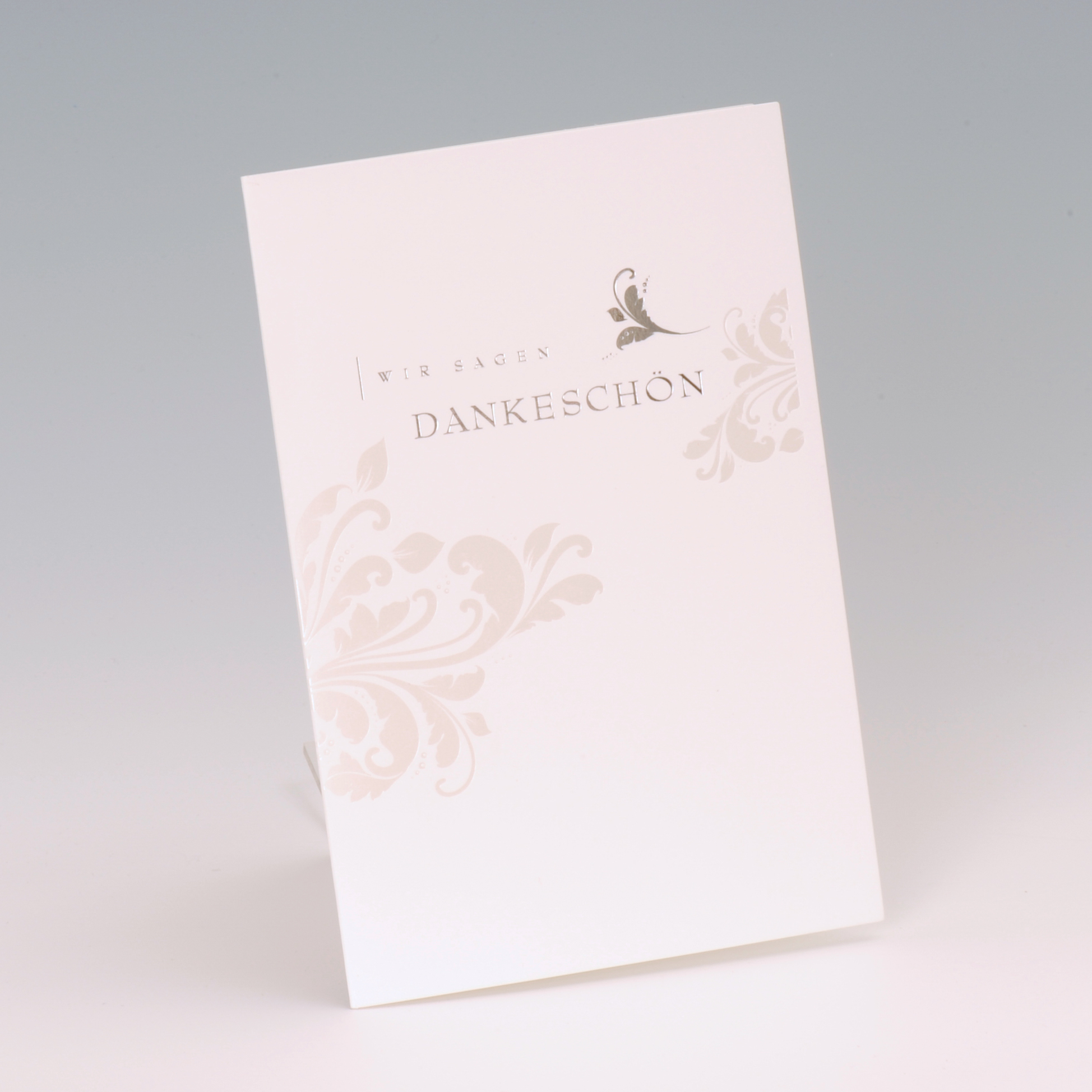 Die Dankkarte grau wirkt sehr zurückhaltend und bedankt sich auf stilvolle Art für die gelungene Hochzeitsfeier. Jetzt online hier bei uns bestellen. 