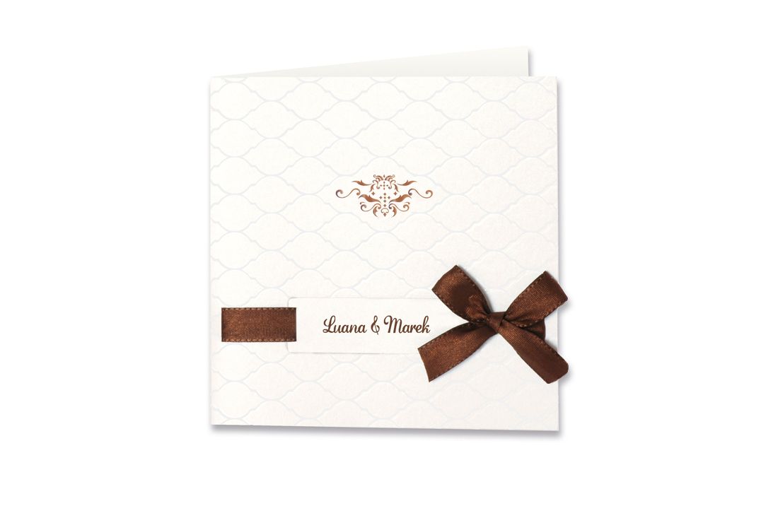 Die Hochzeitskarte braune Schleife, damit Ihr Tag zur Traumhochzeit wird. Mit Charm und modischer Schnittführung überzeugt diese Einladungskarte.