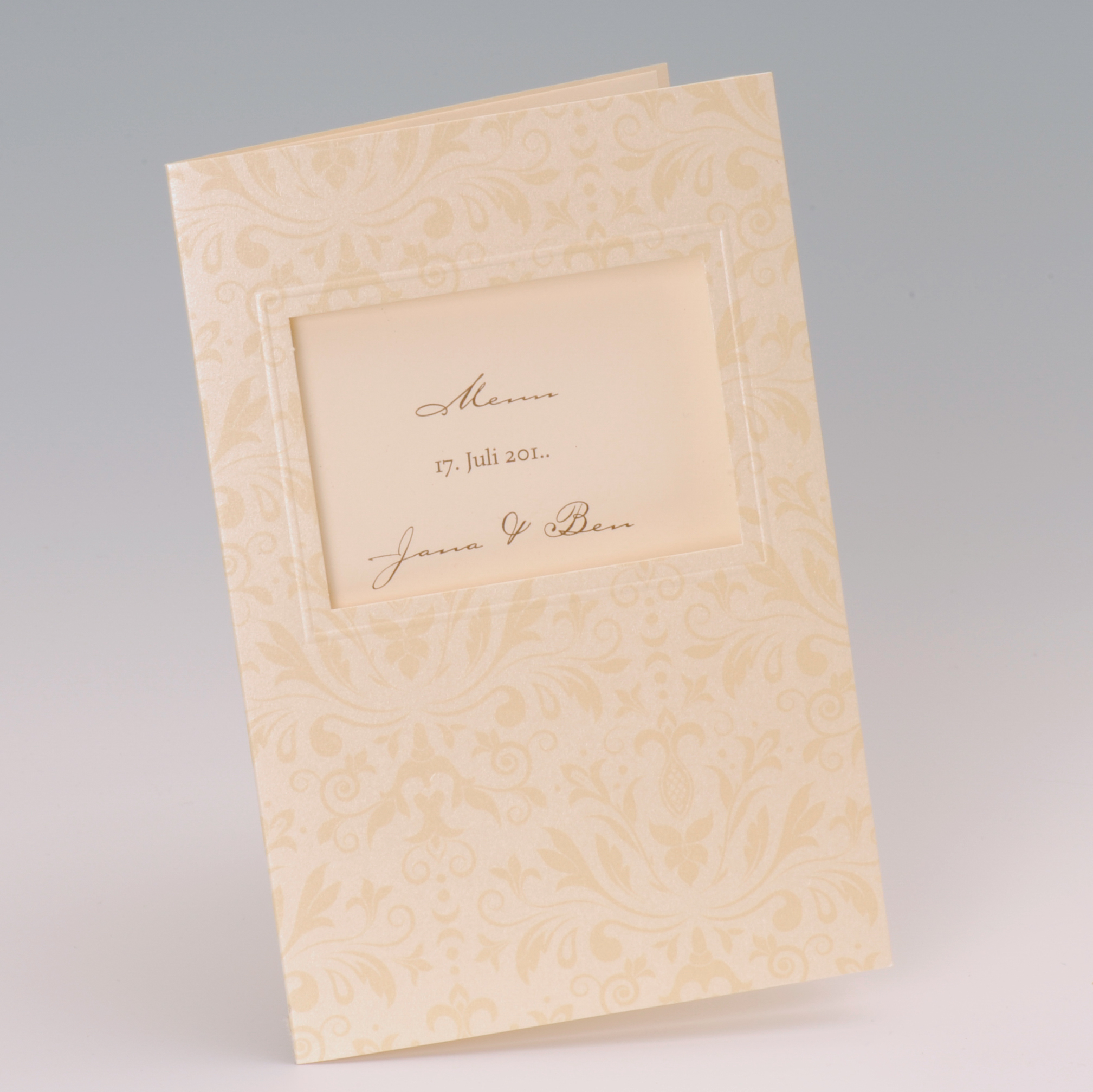 Die Menukarte Ornament lädt zum feinen Dinieren auf jeder Feier ein und fügt sich in das Tischarragement gekonnt ein. Jetzt online hier bestellen. 