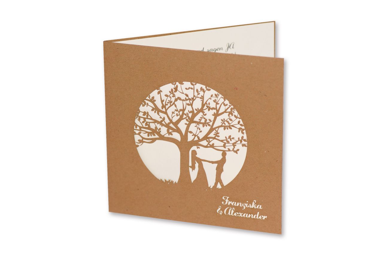 Gemeinsam Wurzeln schlagen: Mit der Hochzeitskarte Lebensbaum zeigen Sie Ihren Hochzeitsgästen welchen Weg Sie mit großer Liebe zusammen gehen wollen.
